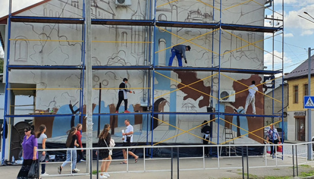 У Мукачеві ромські діти малюють найбільший у місті мурал