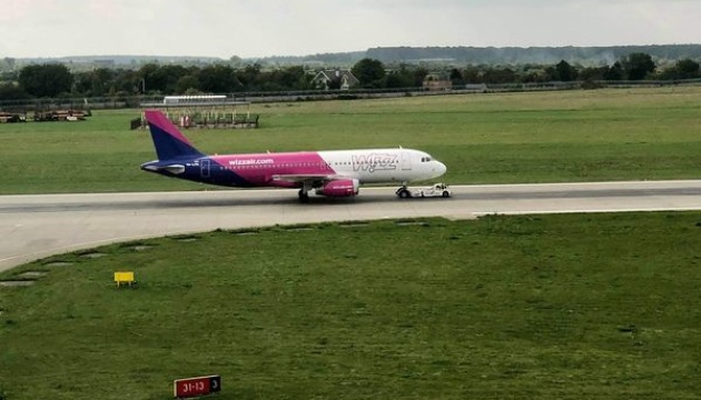 Літак авіакомпанії Wizz Air здійснив у Львові аварійну посадку
