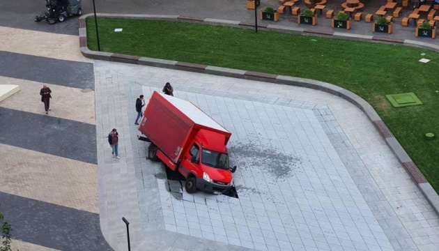 Пошкоджений одразу після відкриття «сухий» фонтан у Києві полагодили