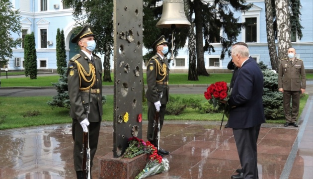 U.S. Congress delegation honors fallen defenders of Ukraine - Defense Ministry