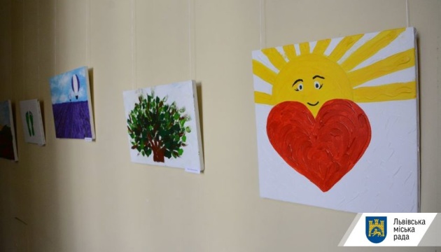 У львівській ратуші продають картини дітей із CМА для порятунку дівчинки із цією хворобою