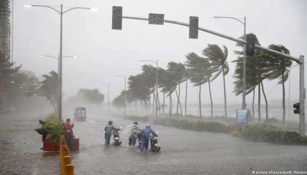 Потужний тайфун спричинив перебої з електропостачанням на Філіппінах