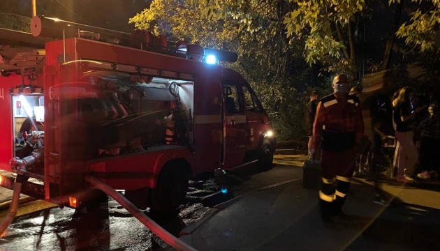 В Киеве спасатели потушили пожар в студенческом общежитии