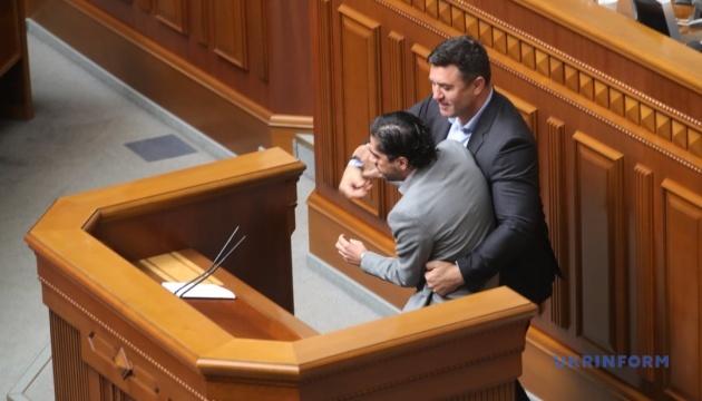 Handgemenge zwischen zwei Abgeordneten im ukrainischen Parlament