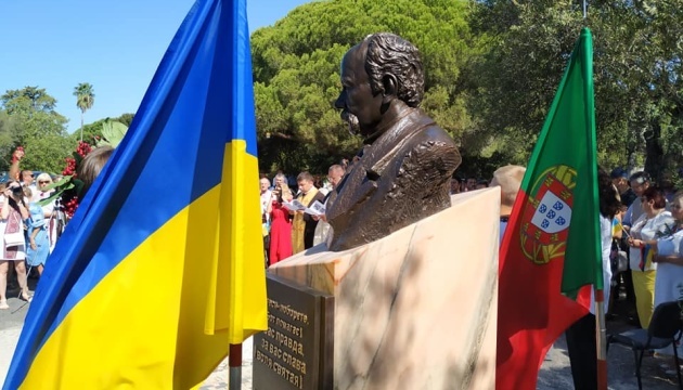 Українська громада в Лісабоні озеленила пам'ятник Тарасові Шевченку