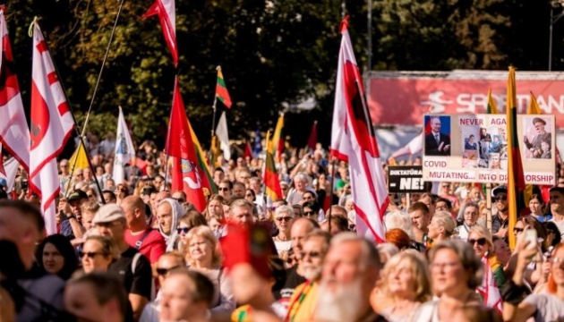 У Вільнюсі тисячі людей протестували проти COVID-паспортів