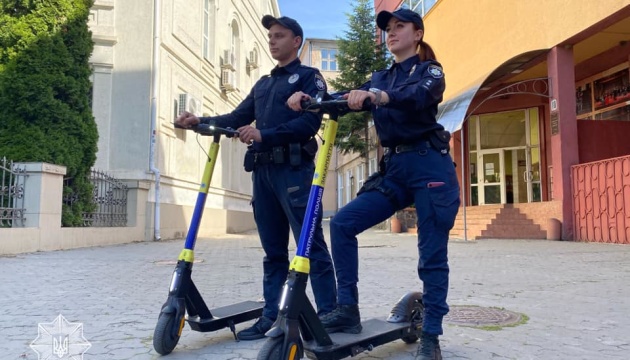 На Закарпатті запустили поліцейський патруль на електросамокатах