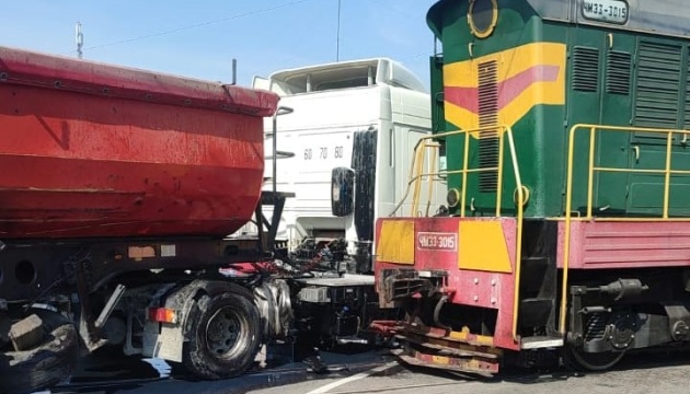 На Київщині потяг зіштовхнувся з вантажівкою