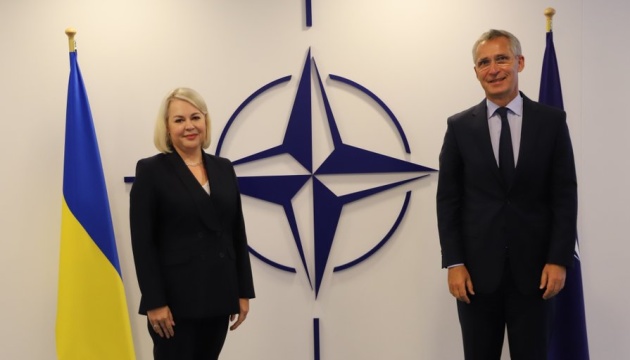 Neu ernannte Leiterin der Mission der Ukraine bei NATO trifft sich mit Stoltenberg