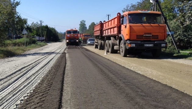 На Івано-Франківщині почали ремонт дороги до Тернополя - фото