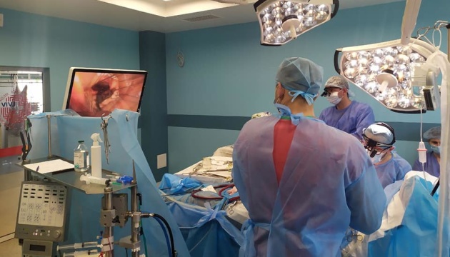 У Львові провели дві унікальні операції на серці крізь щілини між ребрами