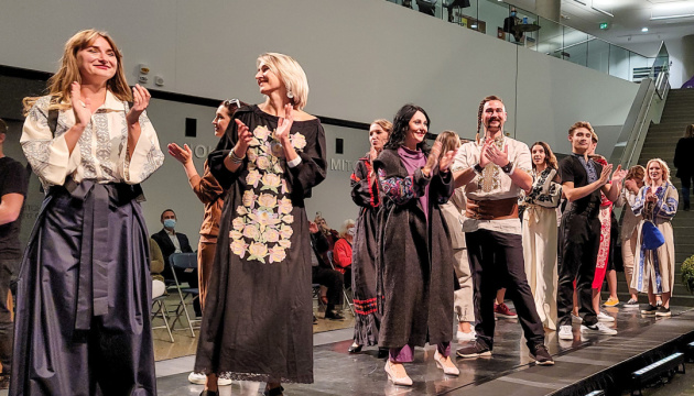 У Канаді відбулося шоу, присвячене історії українського вишитого вбрання