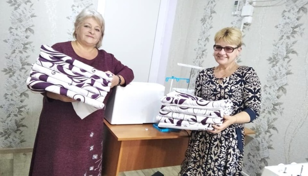 У громаді на Миколаївщині волонтери шиють постільну білизну та подушки для лікарні