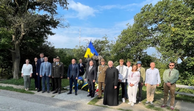 В Австрії поклали квіти до українського та польського пам'ятників