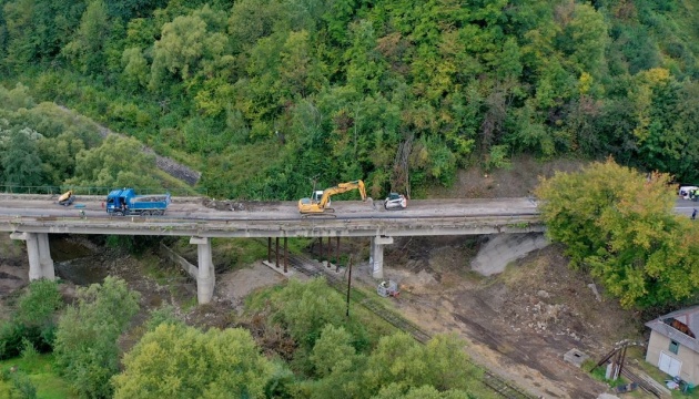 На Прикарпатті ремонтують міст через річку Любіжня - фото