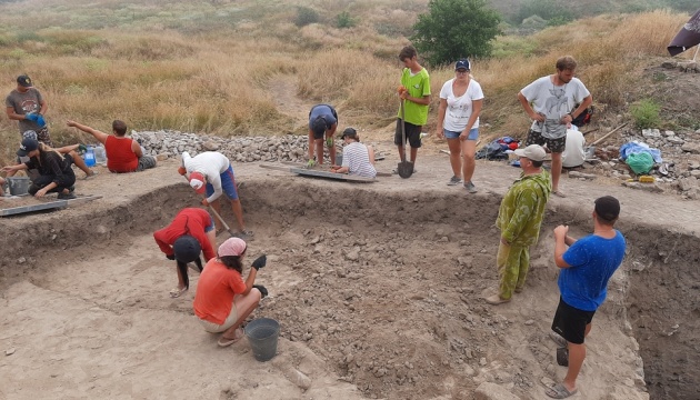 Археологи розкопали в Ольвії мармуровий карниз часів Римської імперії та ритуальне поховання 