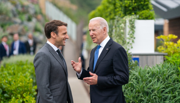 Emmanuel Macron et Joe Biden se sont engagés à maintenir leur soutien à l’Ukraine