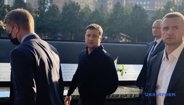 Zelensky deposita flores en el Memorial del 11 de septiembre en Nueva York