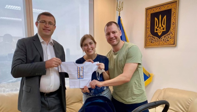 У Таїланді маленький українець отримав свою першу вишиванку