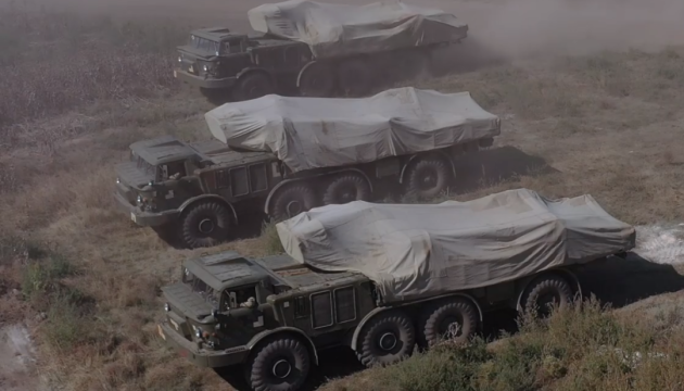 Near de-facto border with occupied Crimea, Ukraine conducts jet artillery drill