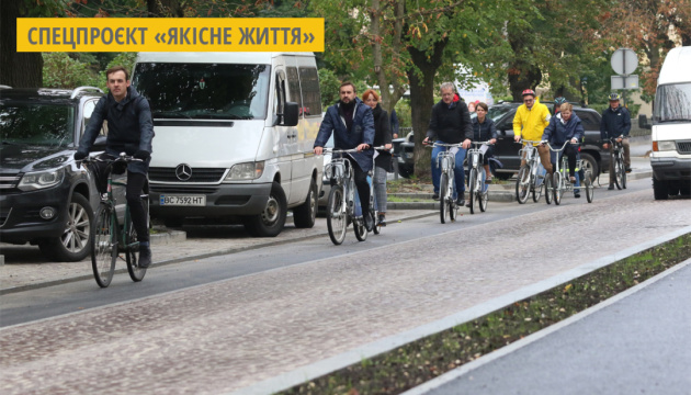 Чиновники Львівської міськради провели засідання на велосипедах