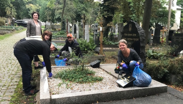 У Празі здійснили прибирання поховань видатних українських діячів