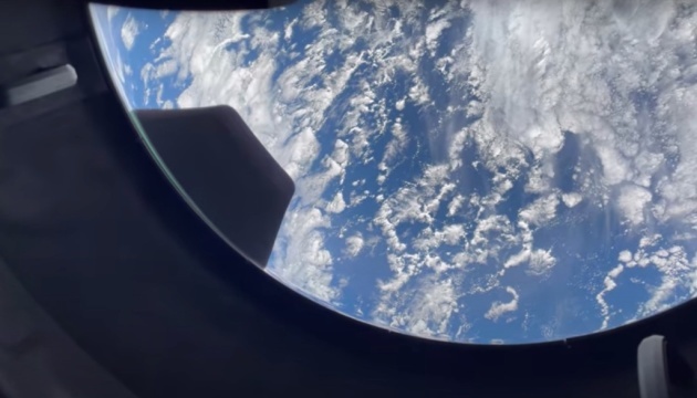 SpaceX : les passagers découvrent la Terre à travers l'immense hublot du Crew Dragon