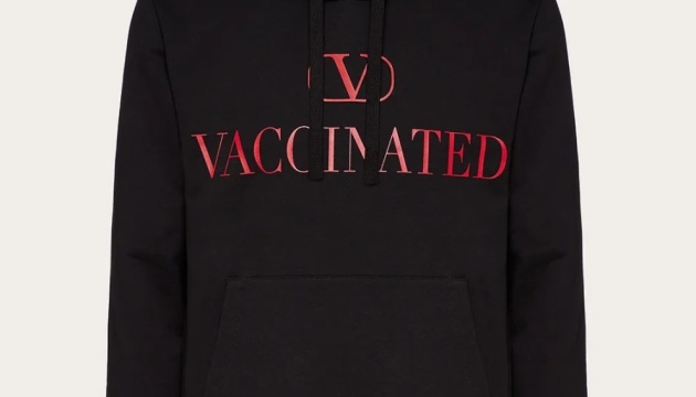 Бренд Valentino представив худі на підтримку вакцинації