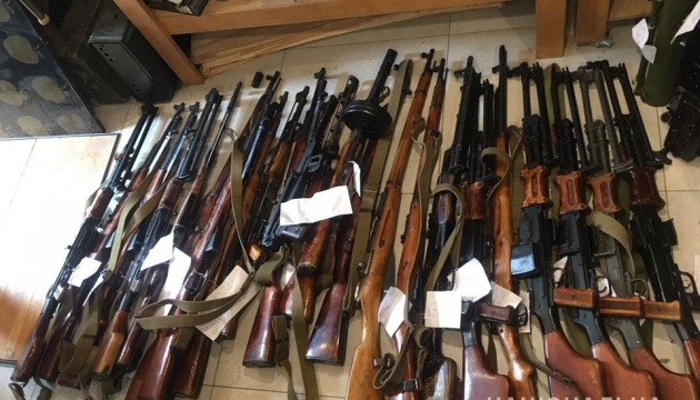 Від гранат до кулеметів: у чернігівських гаражах знайшли арсенал зброї 