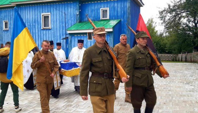 На Тернопільщині перепоховали з військовими почестями трьох вояків УПА