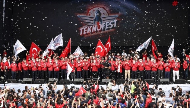 Стамбульський Teknofest: Безпілотники, літаючі авто та юні винахідники