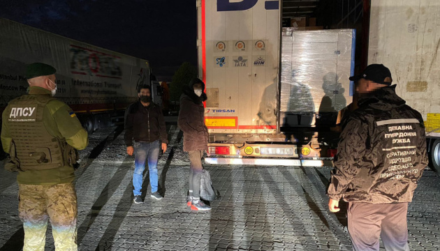 Нелегали із Сирії потрапили до України у вантажі тканин - ДПСУ