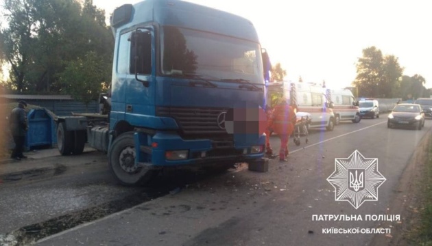 Під Києвом зіткнулися вантажівка та легковик: двоє загиблих, троє травмованих