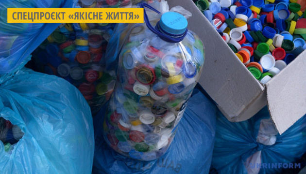 На Донеччині встановили лавку з переробленого пластику