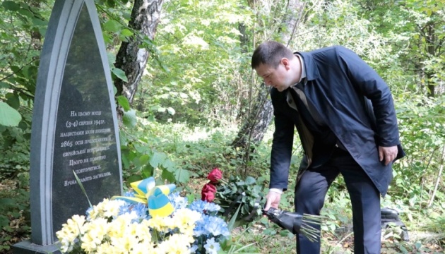 На Прикарпатье почтили память евреев, расстрелянных в 1941 году в Черном лесу