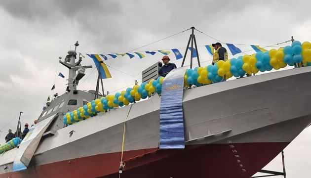 У Києві спустили на воду малий броньований артилерійський катер