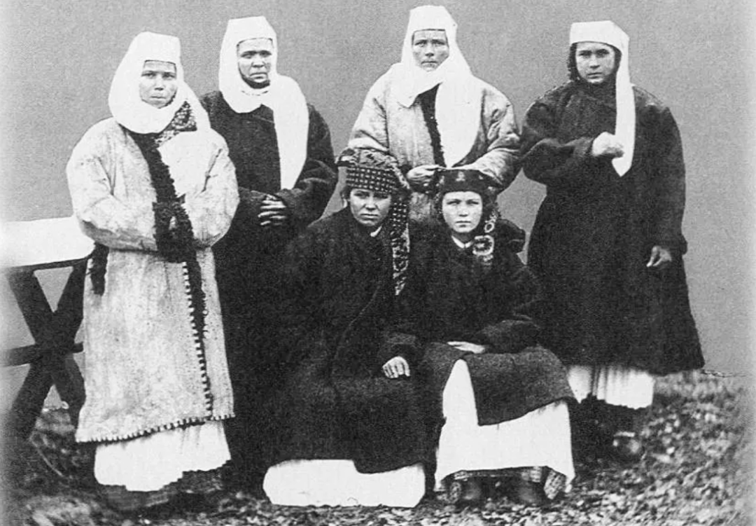 жінки у святковому вбранні, Синєводське, Східна Галиція, Всеросійська етнографічна виставка, 1867 р.