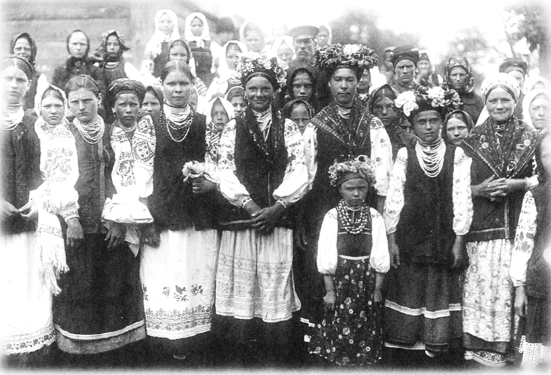група селянок у святкових костюмах, Чернігівська губернія, Всеросійська етнографічна виставка, 1867 р.