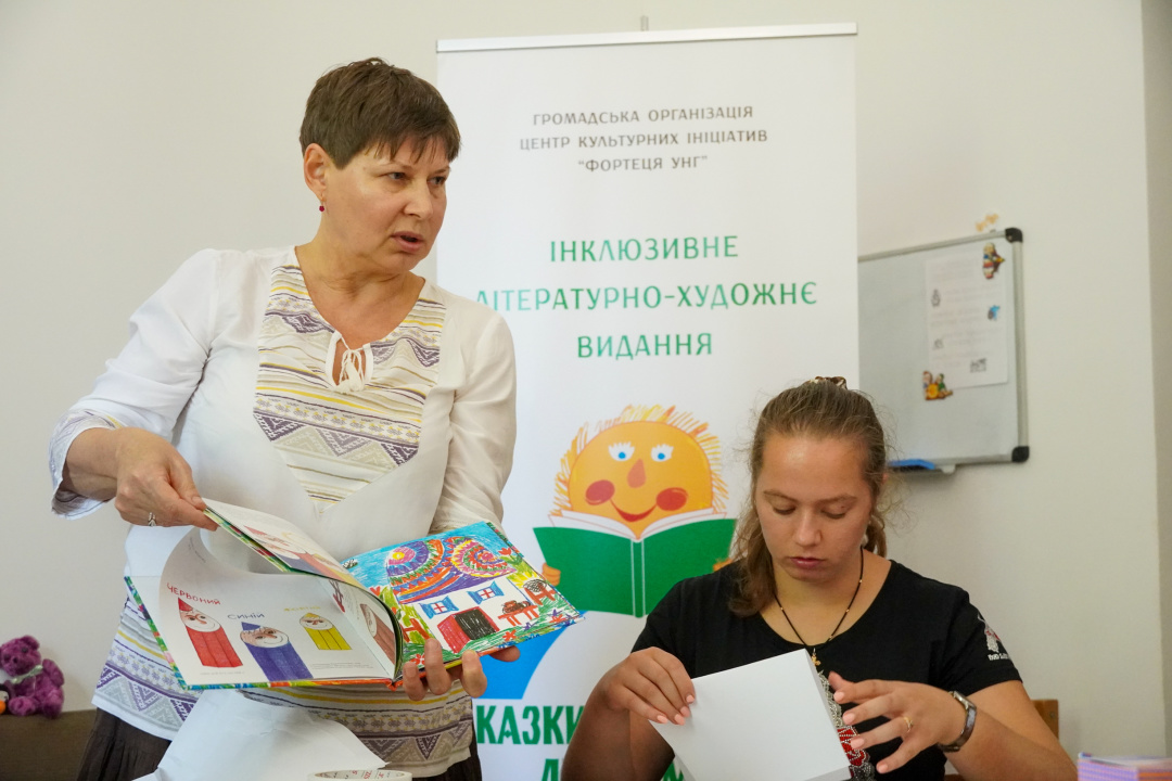 Лариса Шувалова з волонтером