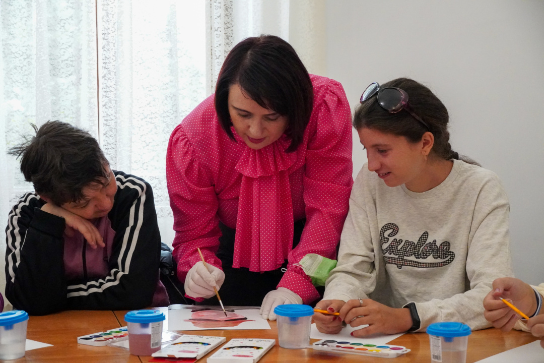 О. Гаркуша вчить молодь з інвалідністю малювати портрет