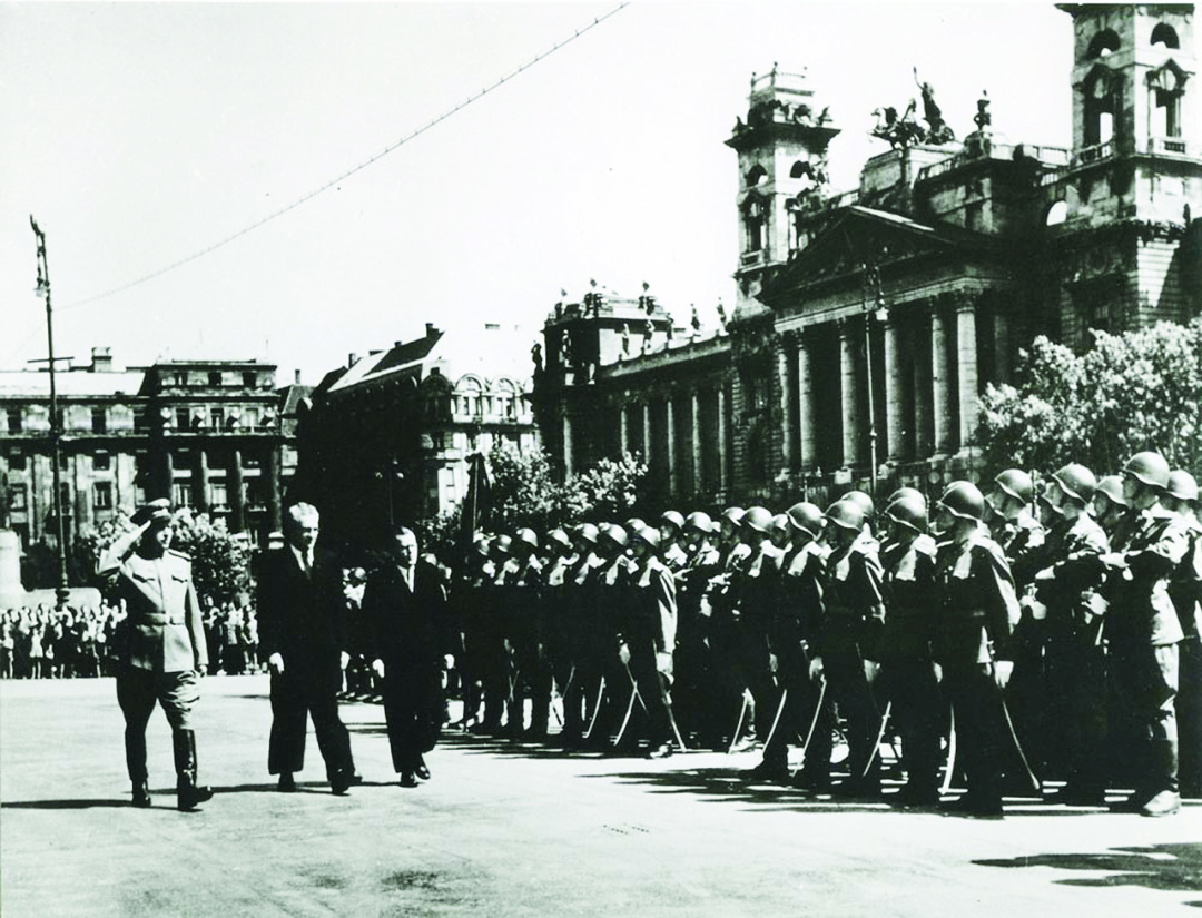 Посол СРСР в Угорщині Андропов на військовому параді в Будапешті 