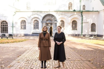 Las primeras damas de Ucrania y Alemania visitan la Catedral de Santa Sofía en Kyiv