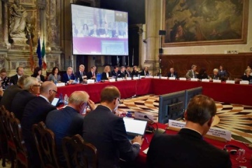 Anti-Oligarchengesetz an Venedig-Kommission erst nach dessen Unterzeichnung von Präsident