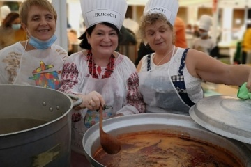 La comunidad ucraniana prepara borsch en el Festival de Sopas del Mundo en Barcelona 