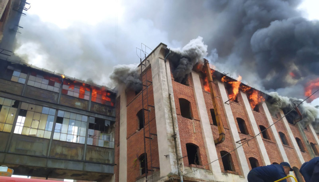 У Мукачеві ліквідували пожежу на колишньому заводі