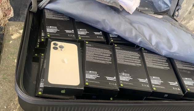Контрабанда iPhone-13: українець намагався провезти через польський кордон понад 60 телефонів
