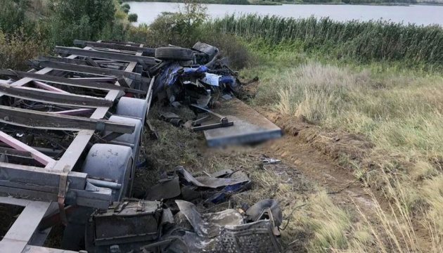 На Донеччині металева плита розчавила кабіну вантажівки, водій загинув
