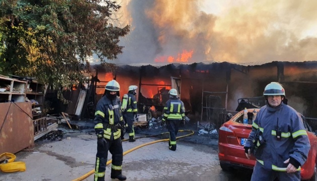 У Харкові пожежа знищила столярний цех та чотири авто