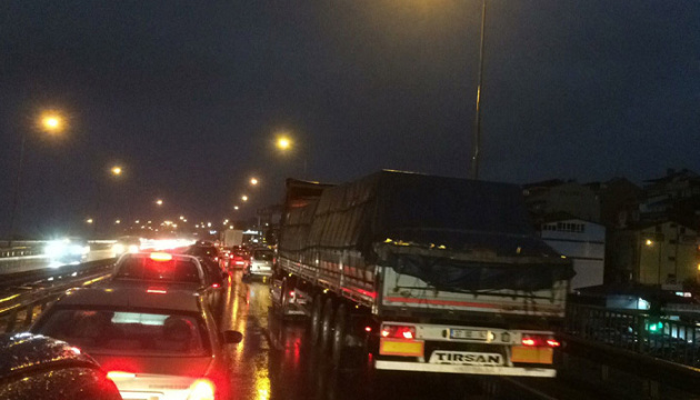 Рясні дощі з градом на півночі Туреччини заблокували рух автотранспорту