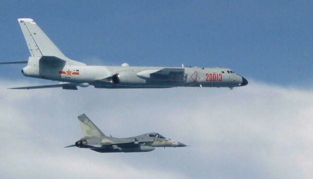 Китай відправив 56 військових літаків в зону протиповітряної оборони Тайваню
